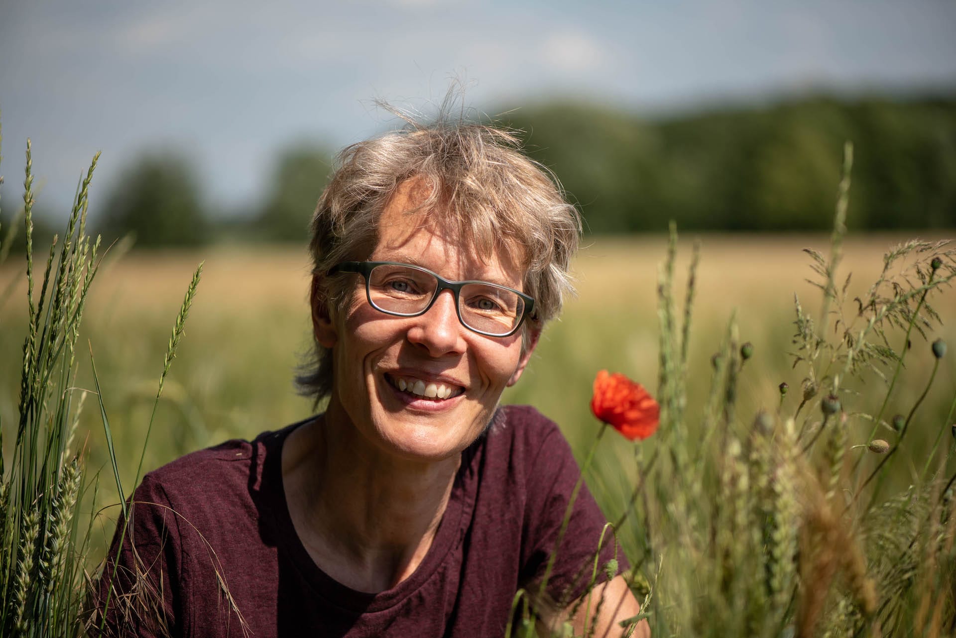 Alexandra Kleijn auf einer Sommerwiese